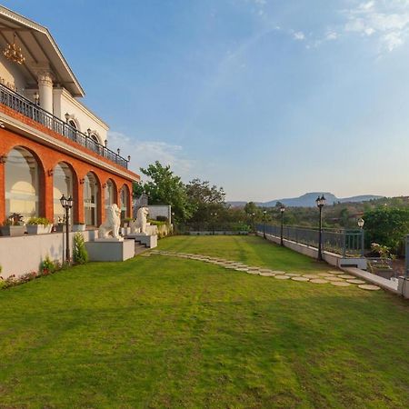 Bellevue Palace By Stayvista - Lavish Abode With A Pool, Landscaped Lawn, Gazebo & Adventure Activities ナーシク エクステリア 写真