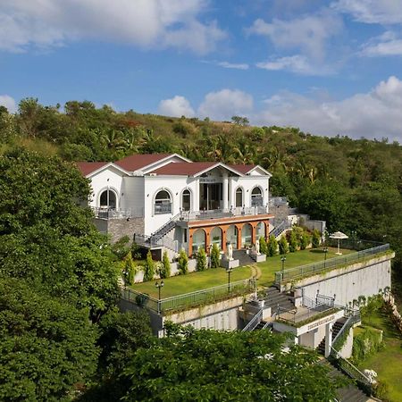 Bellevue Palace By Stayvista - Lavish Abode With A Pool, Landscaped Lawn, Gazebo & Adventure Activities ナーシク エクステリア 写真