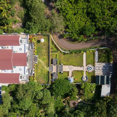 Bellevue Palace By Stayvista - Lavish Abode With A Pool, Landscaped Lawn, Gazebo & Adventure Activities ナーシク エクステリア 写真