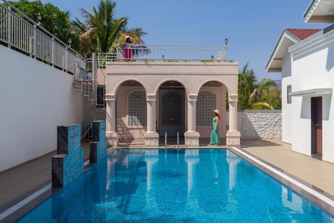 Bellevue Palace By Stayvista - Lavish Abode With A Pool, Landscaped Lawn, Gazebo & Adventure Activities ナーシク エクステリア 写真