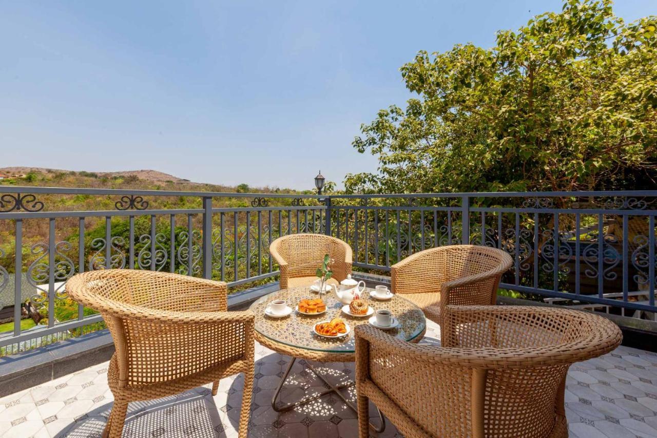 Bellevue Palace By Stayvista - Lavish Abode With A Pool, Landscaped Lawn, Gazebo & Adventure Activities ナーシク エクステリア 写真