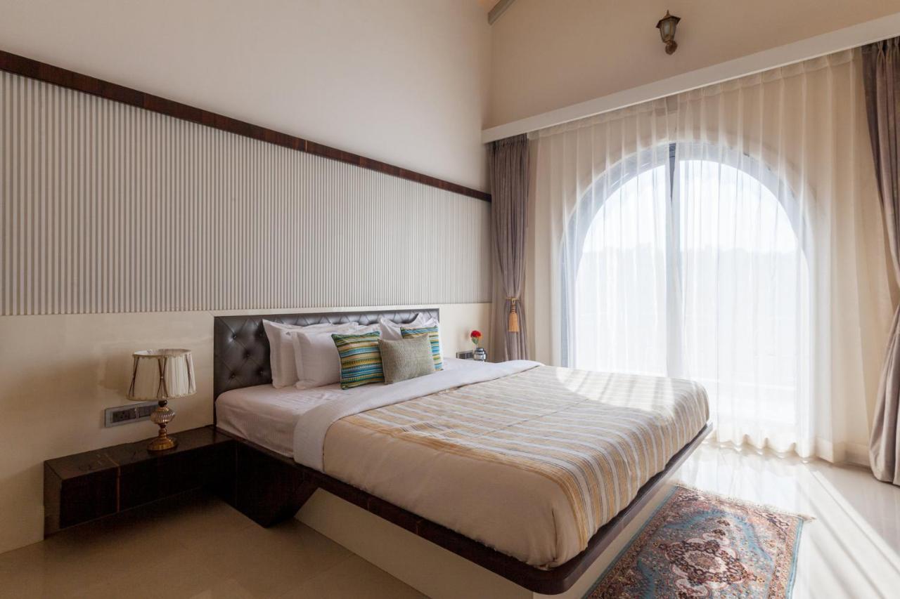 Bellevue Palace By Stayvista - Lavish Abode With A Pool, Landscaped Lawn, Gazebo & Adventure Activities ナーシク エクステリア 写真